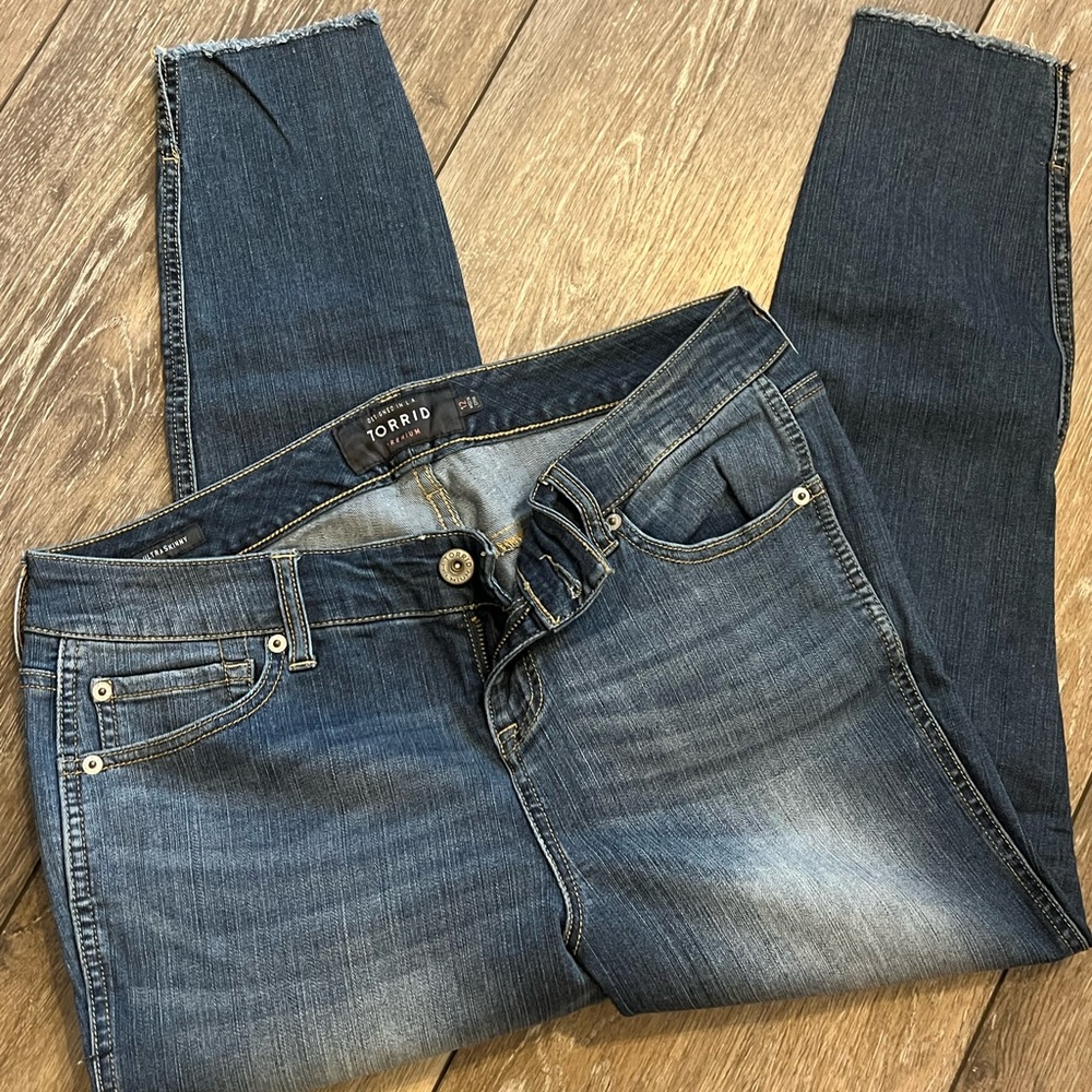 Torrid Ultra Skinny Crop Frayed Hem sz 12
